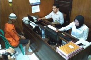 Pelaku pencabulan saat dimintai keterangannya di Mapolres Kuningan.
